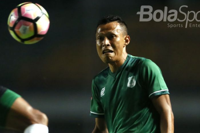 Aksi full-back PSMS Medan, Jajang Sukmara, pada laga pertama Grup A Piala Presiden 2018 kontra PSM Makassar di Stadion Gelora Bandung Lautan Api (GBLA), Selasa (16/1/2018).