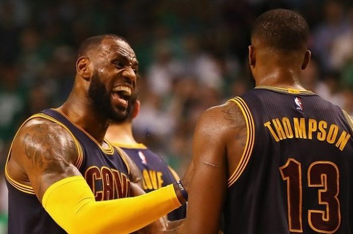 Pebasket Cleveland Cavaliers, LeBron James (kiri) merayakan kemenangan 1-0 pada gim pertama inal Wilayah Timur NBA musim 2016-2017 melawan Boston Celtics di Quicken Loans Arena, Cleveland, Ohio, pada Rabu (17/5/2017) malam waktu setempat atau Kamis pagi WIB.