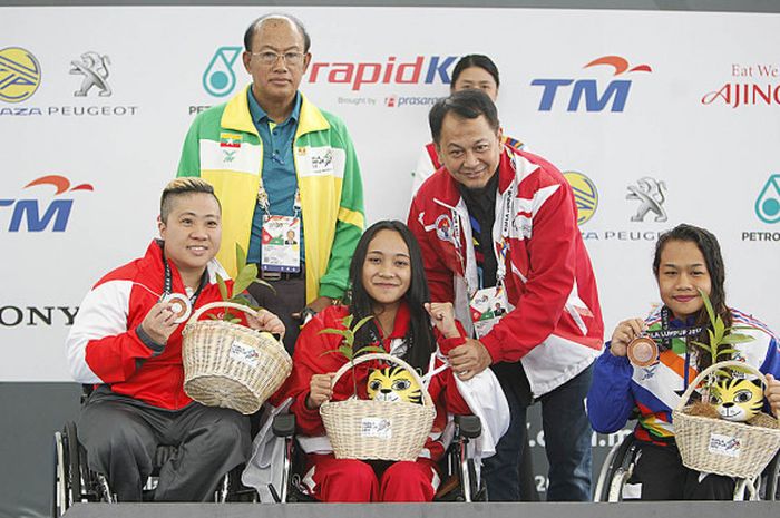 Atlet renang difabel Indonesia, Laura Aurelia Dinda (tengah), meraih medali emas nomor 50 meter gaya bebas putri S5 pada ASEAN Para Games 2017 di Kuala Lumpur, Malaysia, Kamis (21/9/2017).