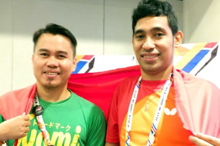 Dua atlet difabel tenis meja Indonesia, David Jacobs (kanan) dan Komet Akbar, berpose setelah memenangi laga ketiga  nomor beregu putra TM10 ASEAN Para Games di MITEC, Kuala Lumpur, Selasa (19/9/2017). Indonesia menang 3-0.