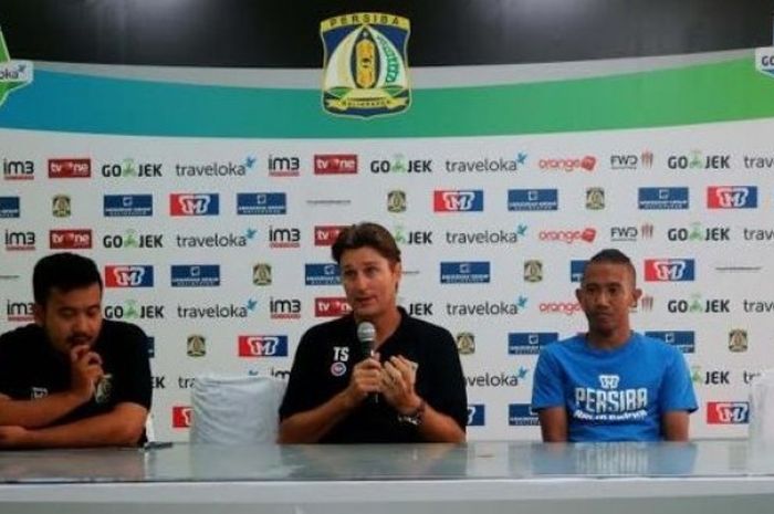 Pelatih Persiba Balikpapan, Timo Schuenemann (tengah) memberikan keterangan pra-laga timnya kontra Persija Jakarta di Kota Malang, Sabtu (15/4/2017). 