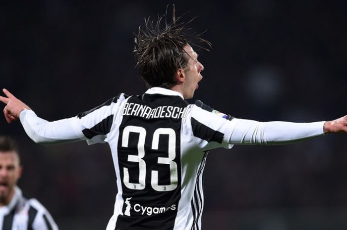 Pemain Juventus, Federico Bernardeschi, merayakan gol yang dia cetak ke gawang Fiorentina dalam laga Liga Italia di Stadion Artemio Franchi, Florence, pada 9 Februari 2018.