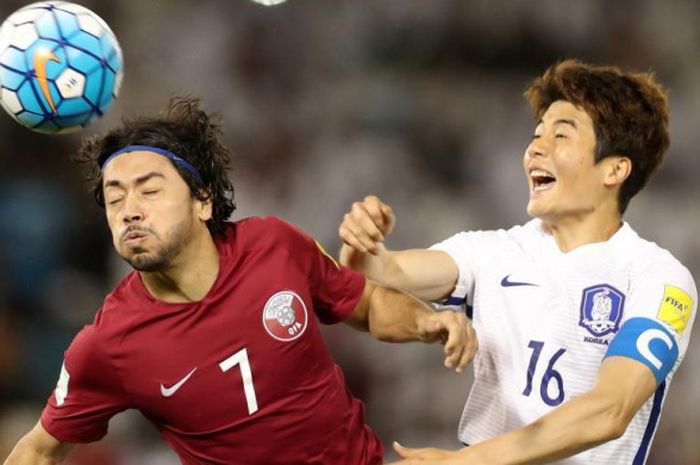 Aksi kapten Korea Selatan, Ki sung-yueng (kanan), dalam partai Kualifikasi Piala Dunia 2018 lawan Qatar di Stadion Jassim Bin Hamad, Doha, 13 Juni 2017.