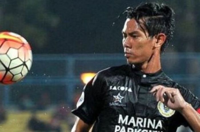 Bek Sarawak FA, Mohd Hairol Mokhtar  dalam sebuah laega Liga Super Malaysia musim ini pada awal 2016. 