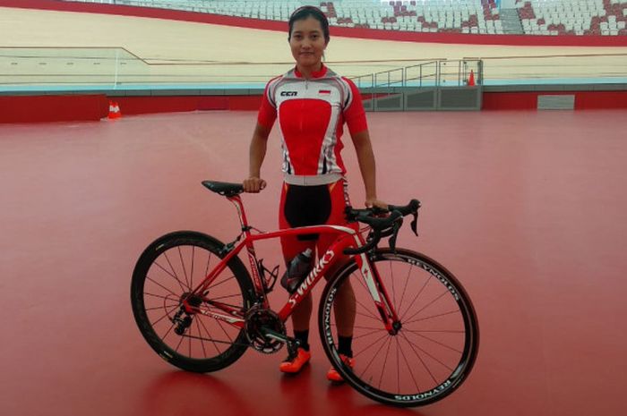 Atlet balap sepeda putri Indonesia, Crismonita Dwi Putri.