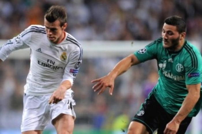 Bek Schalke, Sead Kolasinac (kanan), mencoba menghentikan pergerakkan Gareth Bale (Real Madrid) dalam partai Liga Champion antara Real Madrid versus Schalke di Santiago Bernabeu pada 18 Maret 2014.