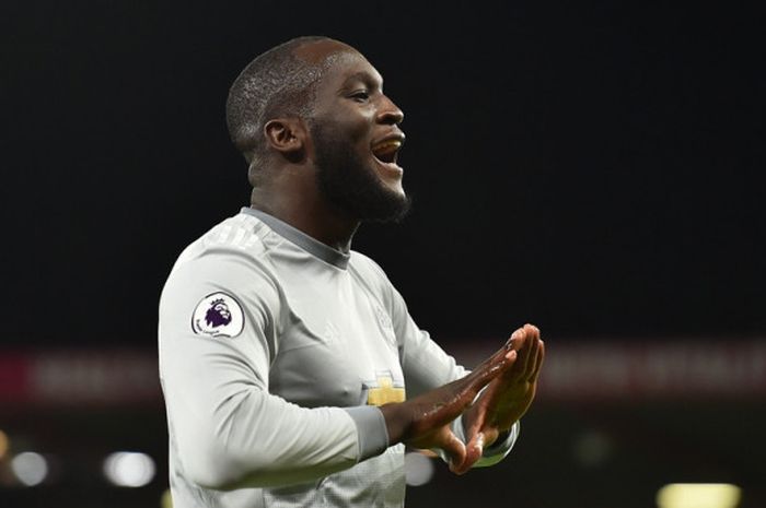  Striker Manchester United, Romelu Lukaku, merayakan gol yang dicetak ke gawang Bournemouth dalam laga Liga Inggris di Stadion Vitality, Bournemouth pada 18 April 2018. 