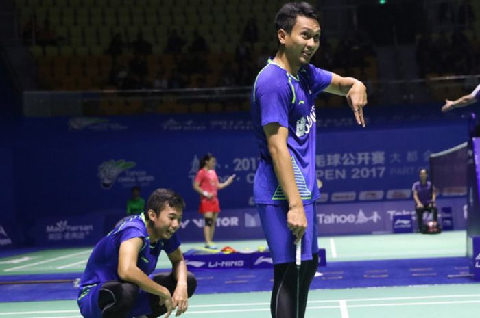 Pasangan ganda putra nasional, Mohammad Ahsan (berdiri)/Rian Agung Saputro, bereaksi saat mendengar keputusan wasit yang memimpin laga melawan Lu Ching Yao/Yang Po Han (Taiwan) pada babak pertama turnamen China Terbuka 2017 di Haixia Olympic Sports Center, Fuzhou, Rabu (15/11/2017).