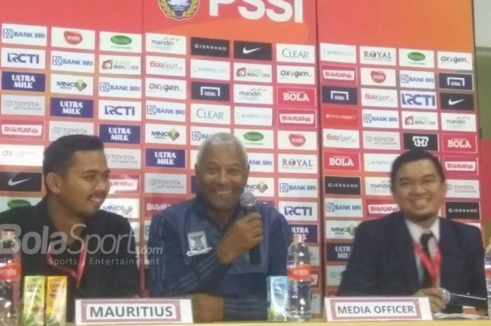 Pelatih timnas Mauritius, Francisco Filho Joaquim, memberikan pernyataan kepada media selepas timnya takluk dari timnas Indonesia dengan skor 0-1 pada laga uji coba di Stadion Wibawa Mukti, Cikarang, Kabupaten Bekasi, Selasa (11/9/2018).
