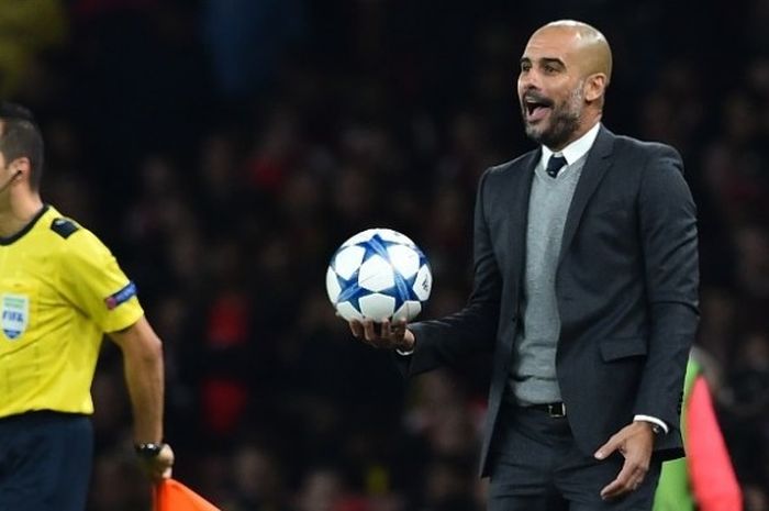 Pelatih Bayern Muenchen, Josep Guardiola, memberikan instruksi di pinggir lapangan dalam laga tandang kontra Arsenal pada fase grup Liga Champions di Stadion Emirates, 20 Oktober 2015.