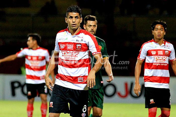  Gelandang Madura United, Milad Zeneyedpour (kiri), dalam duel Liga 1 2018 kontra PS Tira di Stadion Gelora Ratu Pamelingan, Pamekasan, Jumat (3/8/2018). 
