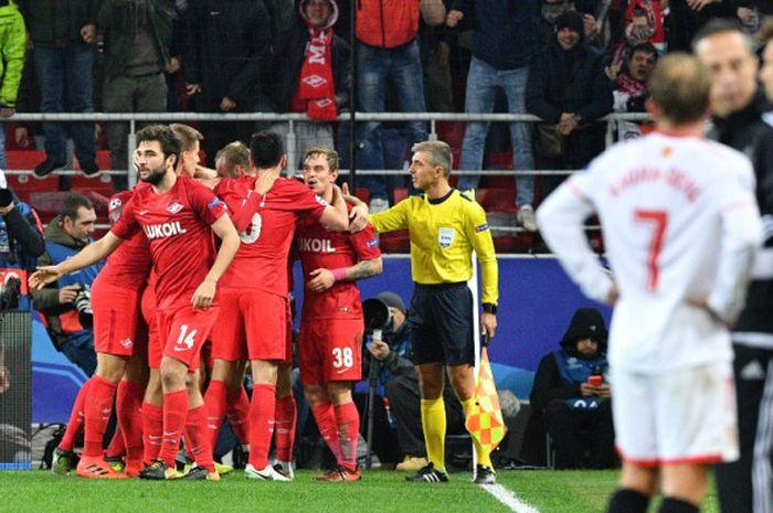 Para pemain Spartak Moscow merayakan gol ke gawang Sevilla pada partai fase grup Liga Champions di Otkrytiye Arena, Rabu (18/10/2017) dini hari WIB.