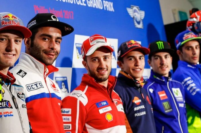 Para pebalap MotoGP berpose dalam sesi konferensi pers jelang GP Australia di Sirkuit Phillip Island, Kamis (19/10/2017).