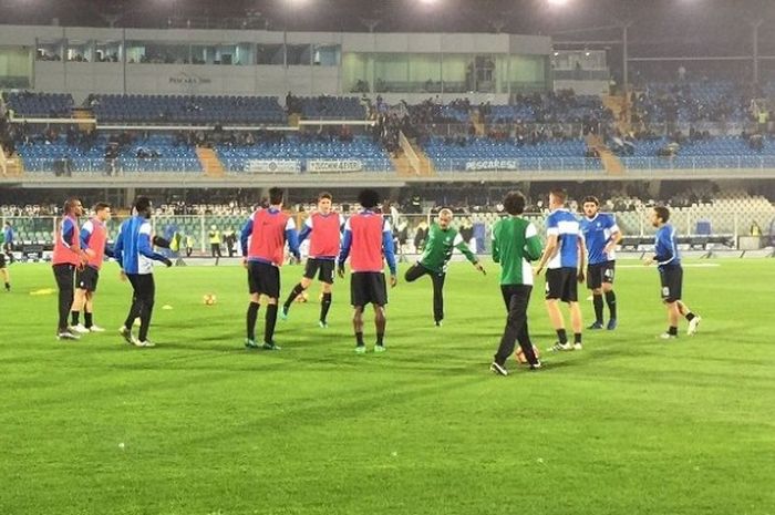 Para pemain Atalanta sedang melakukan persiapan menjelang laga Serie A kontra Pescara, di Stadion Adriatico, Rabu (26/10/2016) waktu setempat.