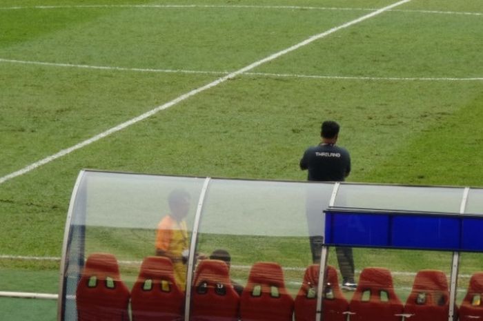 Pelatih timnas U-22 Thailand, Worrawoot Srimaka saat mendampingi anak asuhnya yang melawan Indonesia pada laga perdana Grup B SEA Games 2017 di Stadion Shah Alam, Selangor, Malaysia, 15 Agustus 2017. 