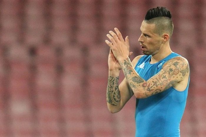 Kapten Napoli, Marek Hamsik, bertepuk tangan ke arah penggemar seusai menjalani laga Grup B Liga Champions kontra Dynamo Kyiv di Stadion San Paolo, Naples, Italia, 23 November 2016.