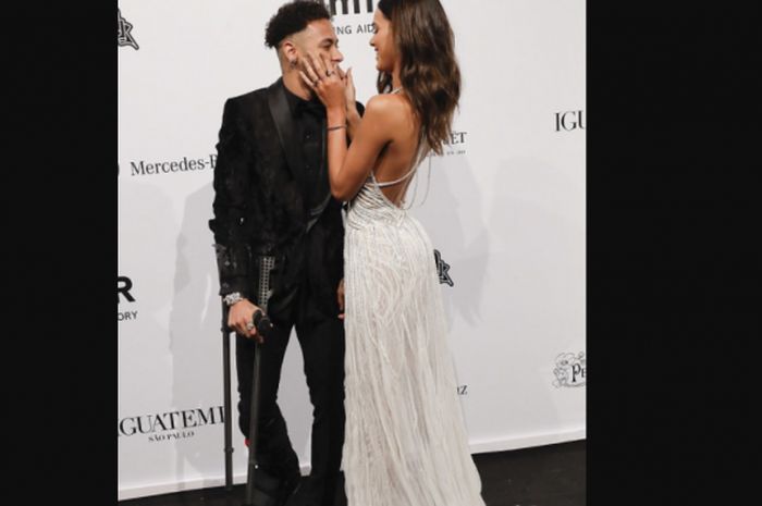 Neymar Jr bersama kekasihnya Bruna Marquezine di karpet merah pembukaan acara amFar di Sao Paulo, Brasil