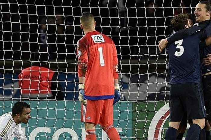 Penyerang Paris Saint-Germain, Zlatan Ibrahimovic (kanan), merayakan gol ke gawang Lyon, pada laga 16 besar Piala Prancis di Stadion Parc des Princes, Rabu (10/2/2016).