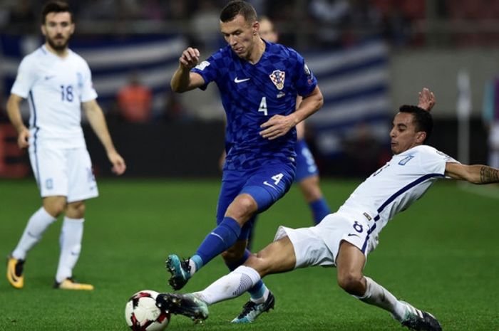 Pemain sayap Kroasia, Ivan Perisic, berusaha melewati hadangan pemain Yunani pada laga penentuan babak play-off Piala Dunia 2018 di Stadion Georgios Karaiskaki, Piraeus, Minggu (12/11/2017) waktu setempat atau Senin dini hari WIB.