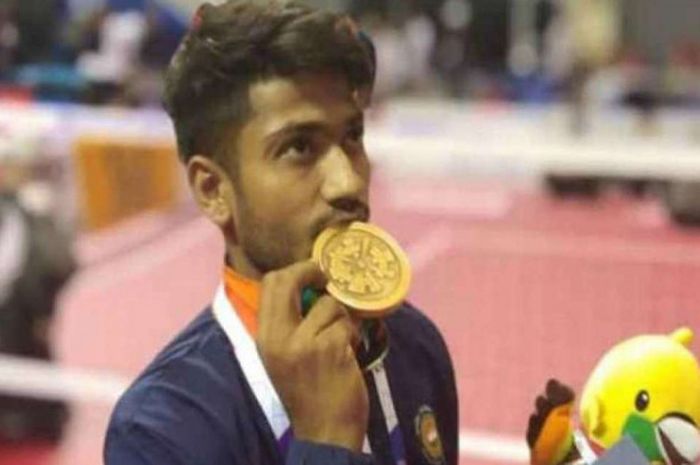 Pesepak takraw India, Harish Kumar, mencium medali perunggu yang dia dapat pada Asian Games 2018.