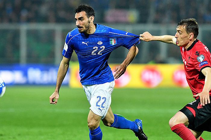 Bek timnas Italia, Davide Zappacosta (kiri), mencoba lepas dari hadangan gelandang Albania, Burim Kukeli, dalam laga lanjutan Kualifikasi Piala Dunia 2018 Grup G di Stadion Renzo Barbera, Palermo, Italia, pada 24 Maret 2017.