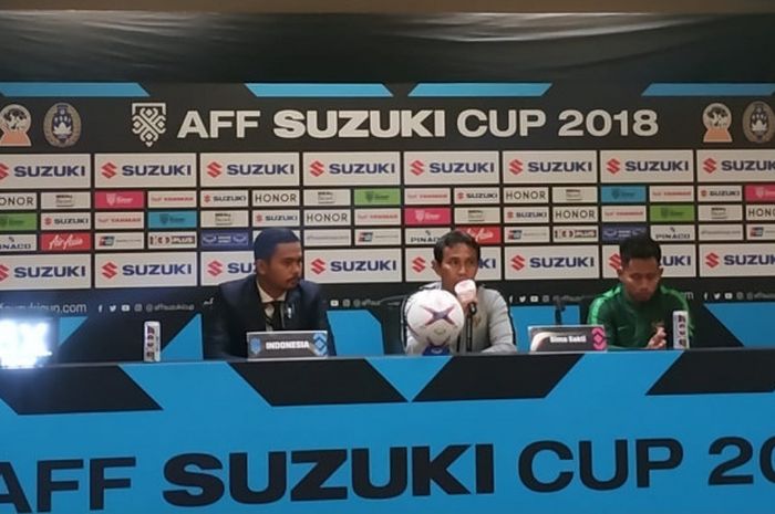 Pelatih dan pemain timnas Indonesia, Bima Sakti (tengah) serta Andik Vermansah (kanan) dalam jumpa pers seusai laga Piala AFF 2018 kontra timnas Timor Leste, Selasa (13/11/2018).