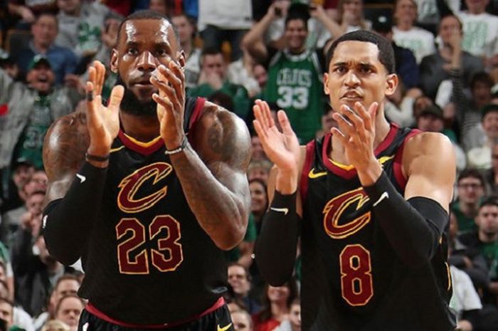 LeBron James (kiri) dan Jordan Clarkson (kanan) saat memperkuat Cleveland Cavaliers pada partai lanjutan NBA kontra Boston Celtics, Minggu (11/2/2018) waktu Amerika Serikat.