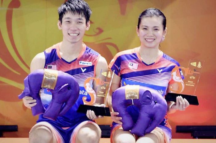   Chan Peng Soon (kiri) dan Goh Liu Ying di podium Thailand Masters 2018 usai menang atas Dechapol Puavaranukroh/Puttita Supajirakul dengan skor 21-15, 14-21, 21-16, Minggu (14/1/2018).    