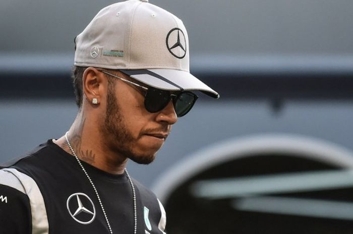 Pebalap Mercedes AMG Petronas, Lewis Hamilton, tiba di paddock menjelang GP Singapura di Sirkuit Jalan Raya Marina Bay, Singapura, 16-18 September 2016.