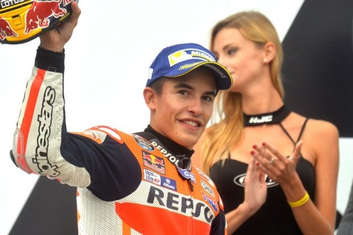 Pebalap Repsol Honda, Marc Marquez, saat berada di podium seusai menyelesaikan balapan GP Ceska yang berlangsung di Sirkuit Brno, Minggu (21/8/2016), pada urutan ketiga.