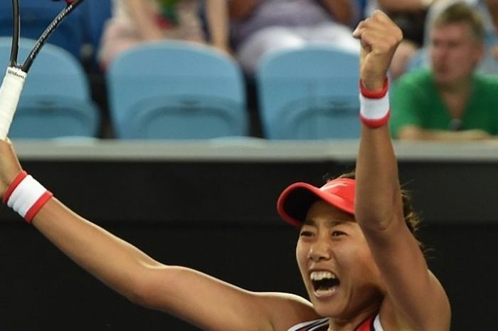 Petenis China, Zhang Shuai, meluapkan kegembiraan setelah menang atas Simona Halep (Rumania), pada babak pertama Australia Terbuka di Margaret Court Arena, Melbourne Park, Selasa (19/1/2016).