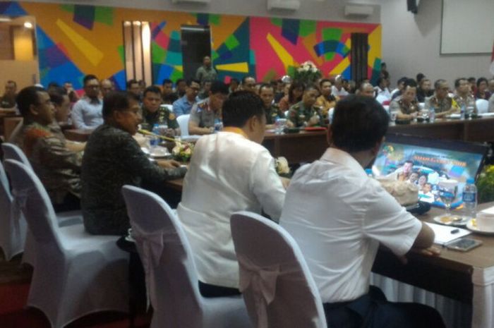 Wakil Presiden Republik Indonesia, Jusuf Kalla (kedua dari kiri), saat memimpin rapat tertutup terkait prestasi Indonesia di Asian Games 2018 di Sekretariat Chef de Mission Asian Games 2018, Gedung Perjuangan dan Solidaritas Asian Games, Komplek PTIK, Jakarta Selatan, pada Kamis pagi (8/3/2018).