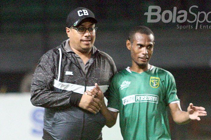 Manajer Persebaya, Chairul Basalamah menyambut Ruben Sanadi seusai pertandingan kontra Perseru Serui