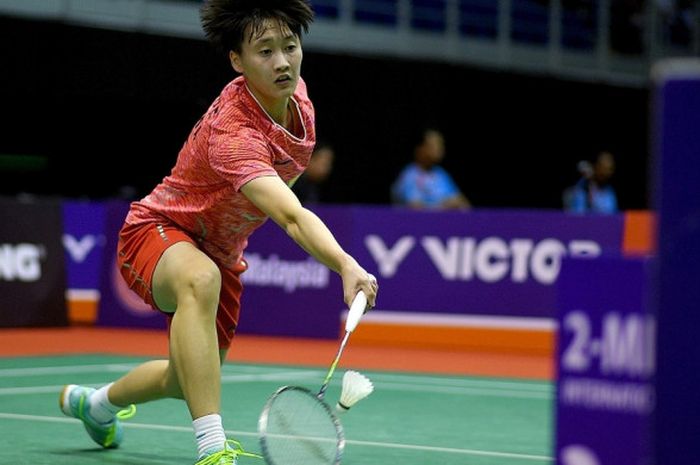 Pebulu tangkis tunggal putri China, Chen Yufei, mengembalikan shuttlecock dari lawannya, Tai Tzu Ying (Taiwan), pada laga perempat final turnamen Malaysia Masters 2018 di Kuala Lumpur, Malaysia, 19 Januari lalu.