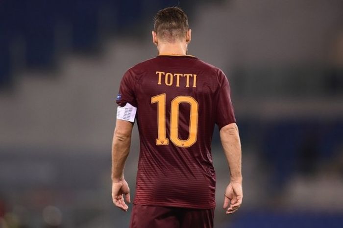 Kapten AS Roma, Francesco Totti, berjalan meninggalkan lapangan seusai melakoni pertandingan Grup E Liga Europa kontra Austria Wien di Stadion Olimpico, Roma, Italia, 20 Oktober 2016.