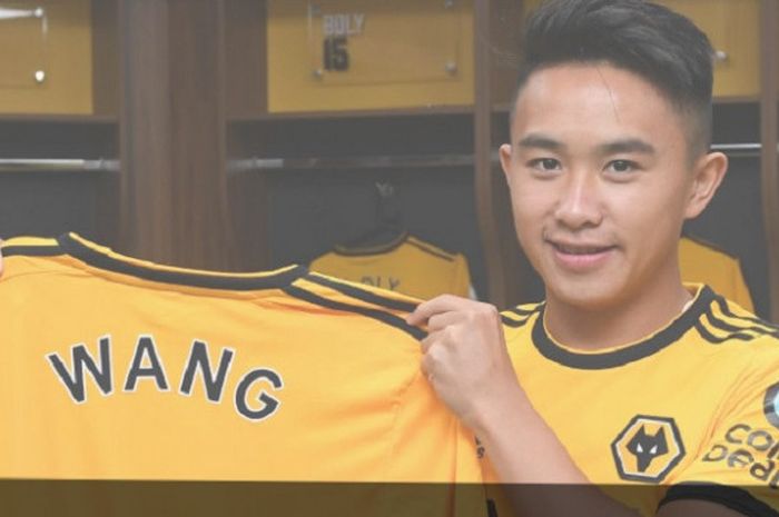 Penyerang berbakat David Wang memamerkan jersey Wolverhampton Wanderers. 