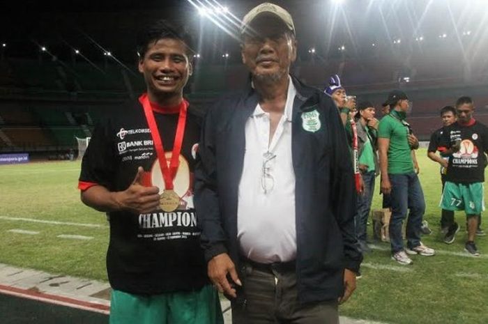 Striker Tambun Naibaho (kiri) bersama pelatih kawakan Parlin Siagian seusai membawa PSMS Medan mengalahkan Persinga Ngawi memenangi final Piala Kemerdekaan 2015 di Stadion Gelora Bung Tomo, Surabaya. 