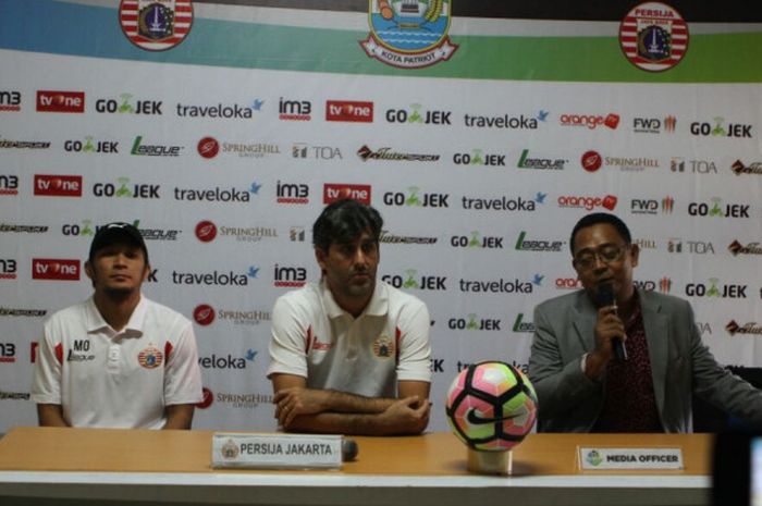 Pelatih Persija, Stefano Cugurra Teco, bersama Michael Orah, jelang lawan Persiba di Stadion Patriot, Bekasi, Jumat (11/8/2017)