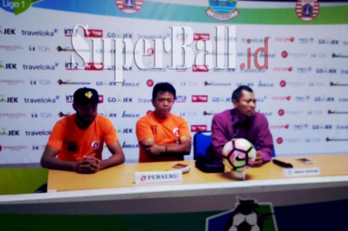 Pelatih Perseru Agus Yuwono menghadiri sesi jumpa pers di Stadion Patriot Bekasi, Senin (18/9/2017)