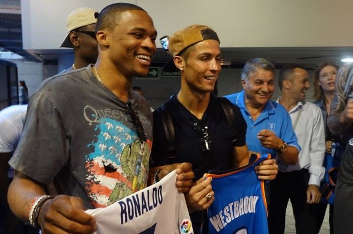 Pebasket Oklahoma City Thunder, Russell Westbrook (kiri), dan pesepak bola Real Madrid, Cristiano Ronaldo, saling memamerkan jersey yang mereka dapatkan satu sama lain. Kedua atlet ini bertemu seusai Ronaldo menjalani pertandingan Liga Spanyol (La Liga) bersama Real Madrid, Minggu (2/10/2016).