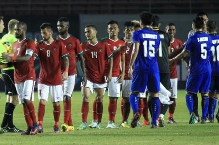 Para pemain timnas Indonesia bersalaman dengan pilar Thailand seusai laga pembuka Piala AFF 2016 di Stadion Philippine Sports Stadium, Bocaue, Sabtu (19/11/2016).