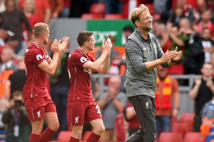   Pelatih Liverpool FC, Juergen Klopp, bertepuk tangan untuk suporter seusai laga Liga Inggris kontra West Ham United di Stadion Anfield, Liverpool pada 12 Agustus 2018.  