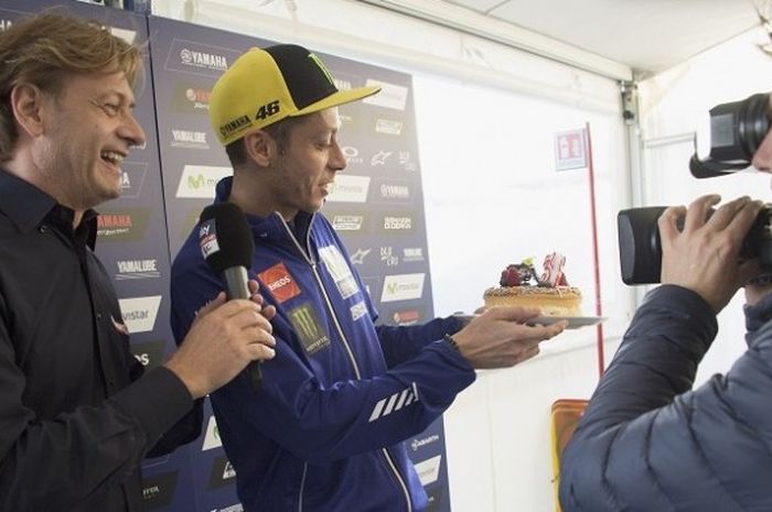 Pebalap Movistar Yamaha, Valentino Rossi, mendapat kue ulang tahun dari jurnalis Italia setelah menjalani sesi wawancara hari kedua tes pramusim II di Sirkuit Phillip Island, Australia, Kamis (16/2/2017).