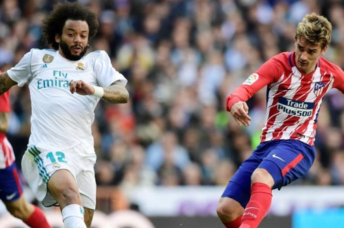  Bek Real Madrid, Marcelo (kiri), mencoba memblok tembakan striker Atletico Madrid, Antoine Griezmann, dalam partai Liga Spanyol di Santiago Bernabeu, Madrid, 8 April 2018. 