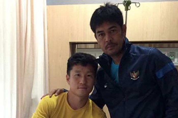 Gelandang Semen Padang, Ko Jae-sung, bersama pelatih Nilmaizar di Rumah Sakit Semen Padang di kawasan By Pass Padang.