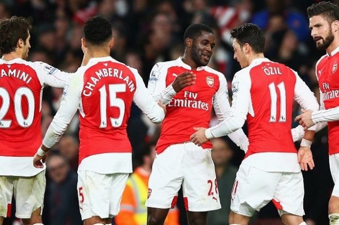 Para pemain Arsenal merayakan gol ke gawang Sunderland pada laga lanjutan Premier League di Stadion Emirates, Sabtu (5/12/2015) waktu setempat.