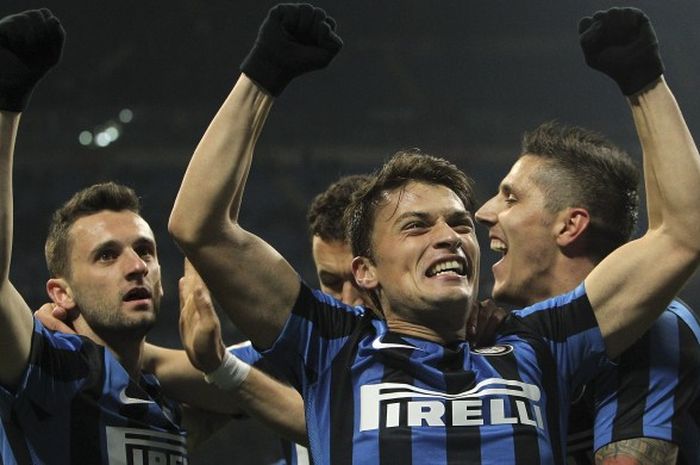 Adem Ljajic (depan), saat ikut merayakan gol Inter Milan ke gawang Frosinone dalam partai Serie A di Giuseppe Meazza, 22 November 2015.