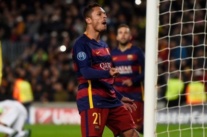 Adriano melakukan selebrasi usai mencetak gol ke gawang AS Roma di pertandingan Liga Champions di Camp Nou pada 24 November 2015. 