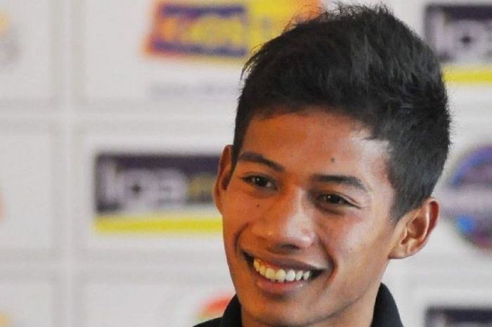 Pemain sayap PS TNI, Ahmad Nufiandani, tersenyum pada sebuah acara konferensi pers.