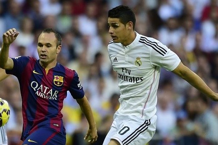 Andres Iniesta tengah berduel melawan James Rodriguez dalam duel el clasico 25 Oktober 2014